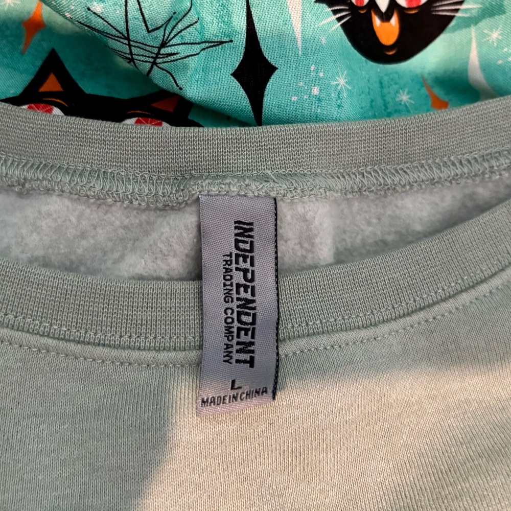 Crew neck sweatshirt with bulldog design NWT - Picture 2 of 8